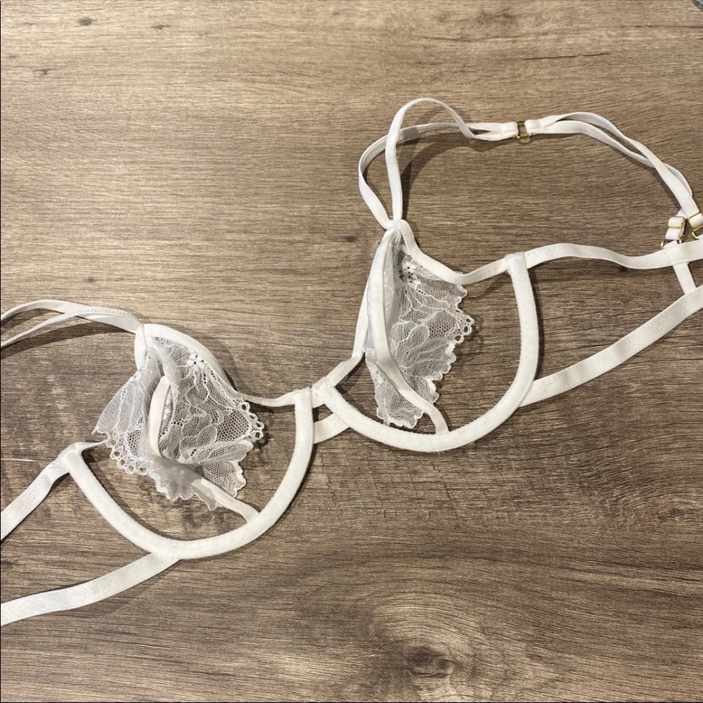 (32DD) Bluebella Emerson Ivory Lace Underwire Bra - Picture 5 of 11